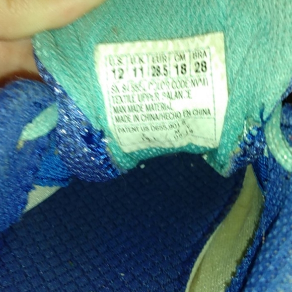 2 shirts 2 pairs of pants 1 pair of shoes dresses - Picture 13 of 14